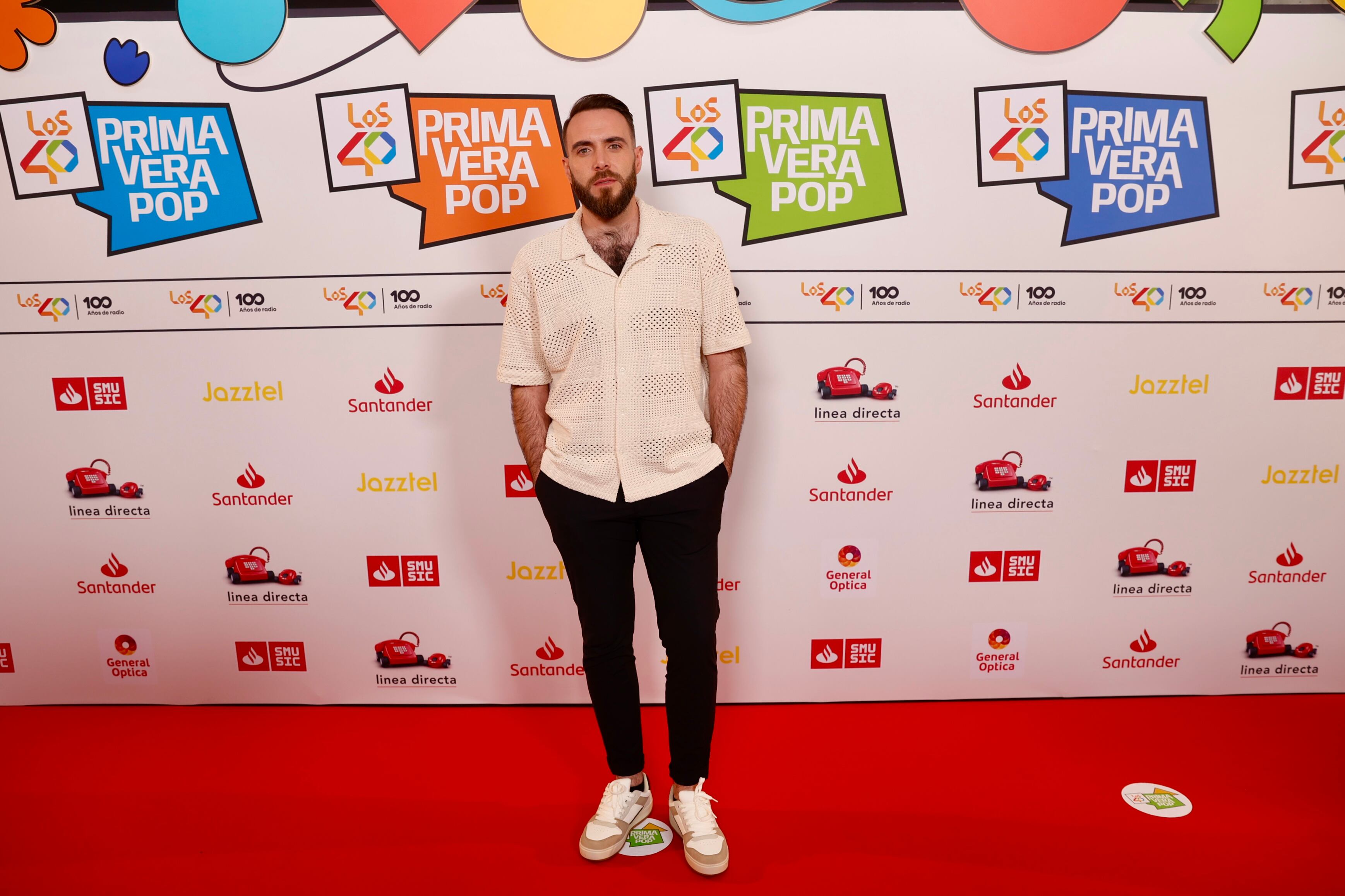 A lo largo de la noche, los locutores de LOS40 irán pasando por el escenario para presentar a los artistas que pasarán por él y, además, están preparados para compartir más de una sorpresa. Félix Castillo es uno de ellos que llegaba con un estilo muy propio del buen tiempo. ¡Arriba la primavera!