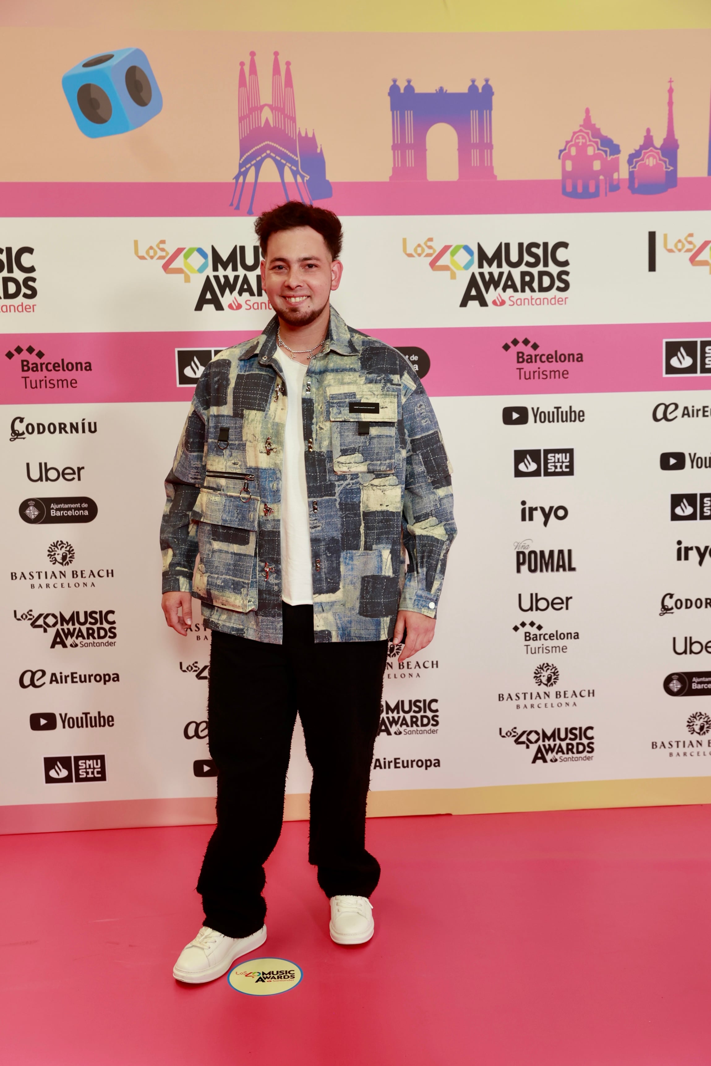 Hilario, fiel a su estilo, ha llegado al photocall con un look urbano, apostando por una chaqueta llena de colores azules.