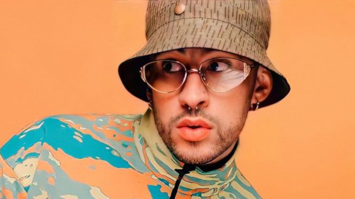 Bad Bunny publicó una polémica foto desnudo frente al espejo