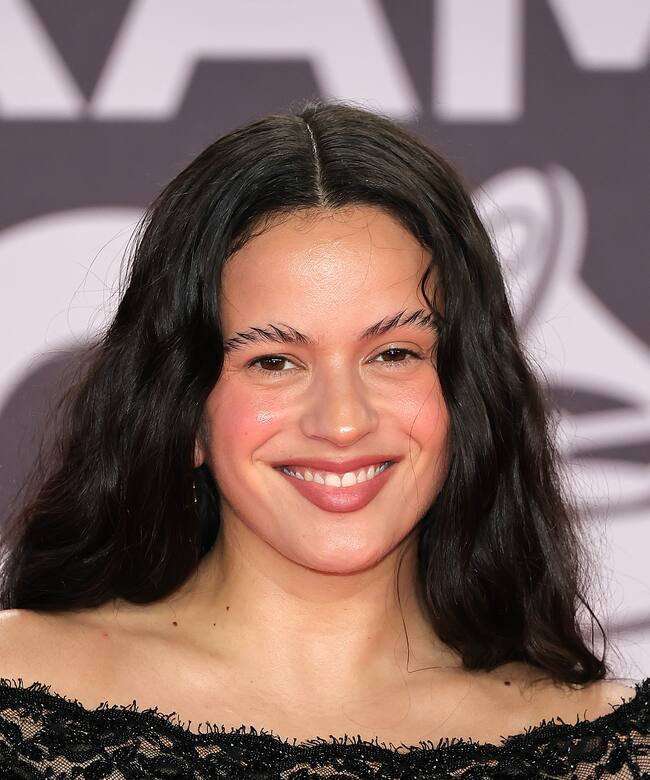 Rosalía en la alfombra roja de los Latin Grammys 2023.