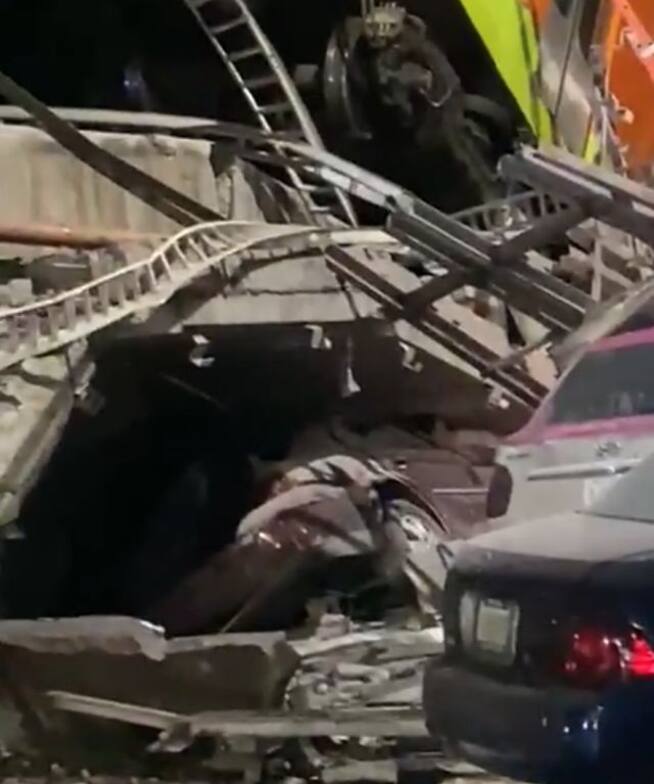 Conductor de carro atrapado en los escombros, salió con vida