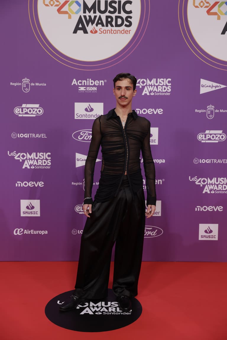A Álvaro Mayo le encanta arriesgar, y eso nos encanta en LOS40 Music Awards Santander 2025. Esta vez, el artista ha optado por un look en negro formado por un top ceñido y un fruncido que cubre todo el torso y unos pantalones palazzo.