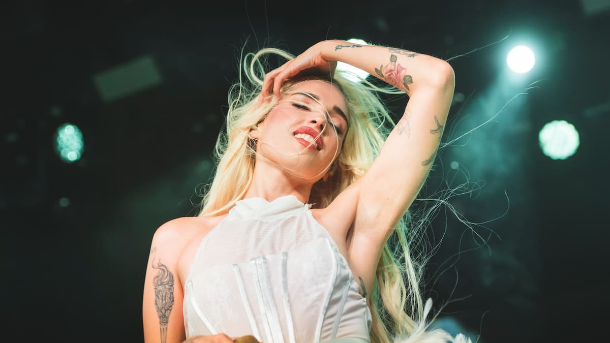 Elena Rose le pone banda sonora al verano con su nuevo EP 'No quiero que se acabe este bendito verano'