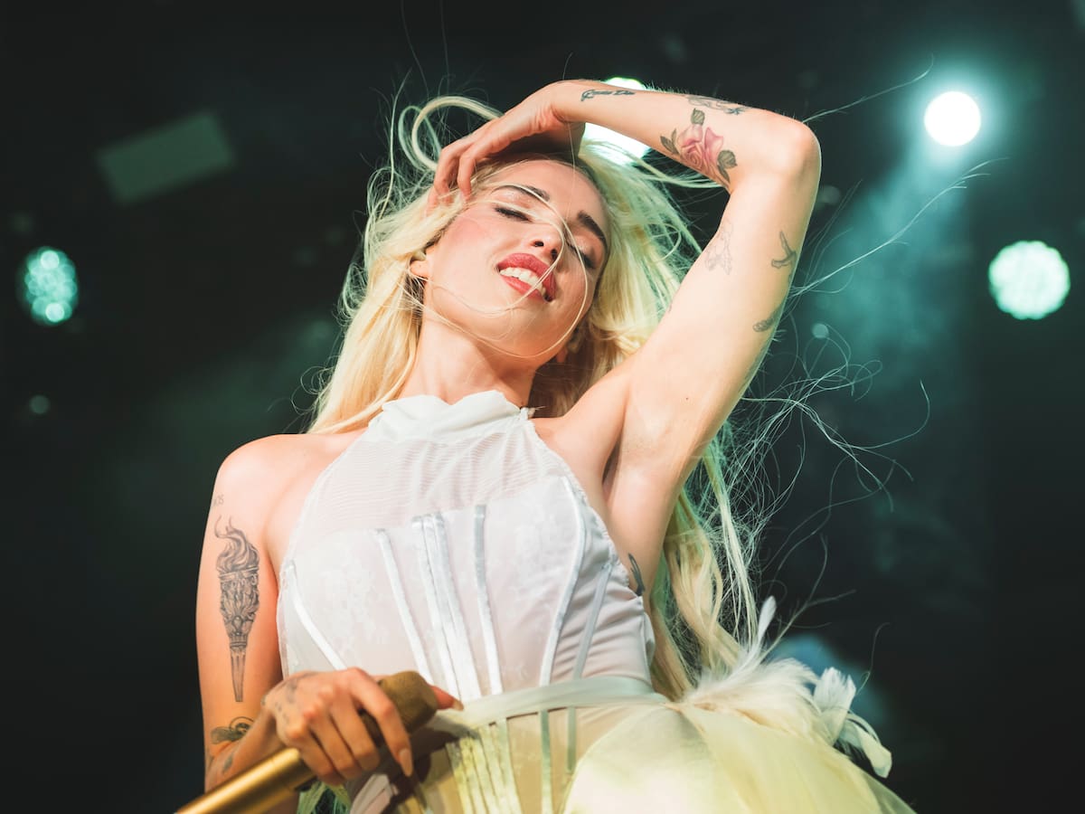 Elena Rose le pone banda sonora al verano con su nuevo EP 'No quiero que se acabe este bendito verano'