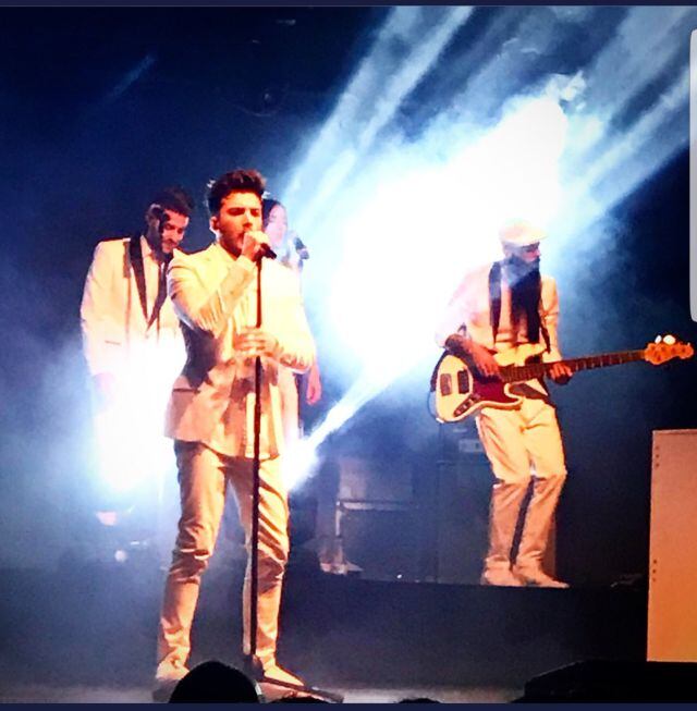 Álvaro Valdés, tocando el bajo junto a Blas Cantó.