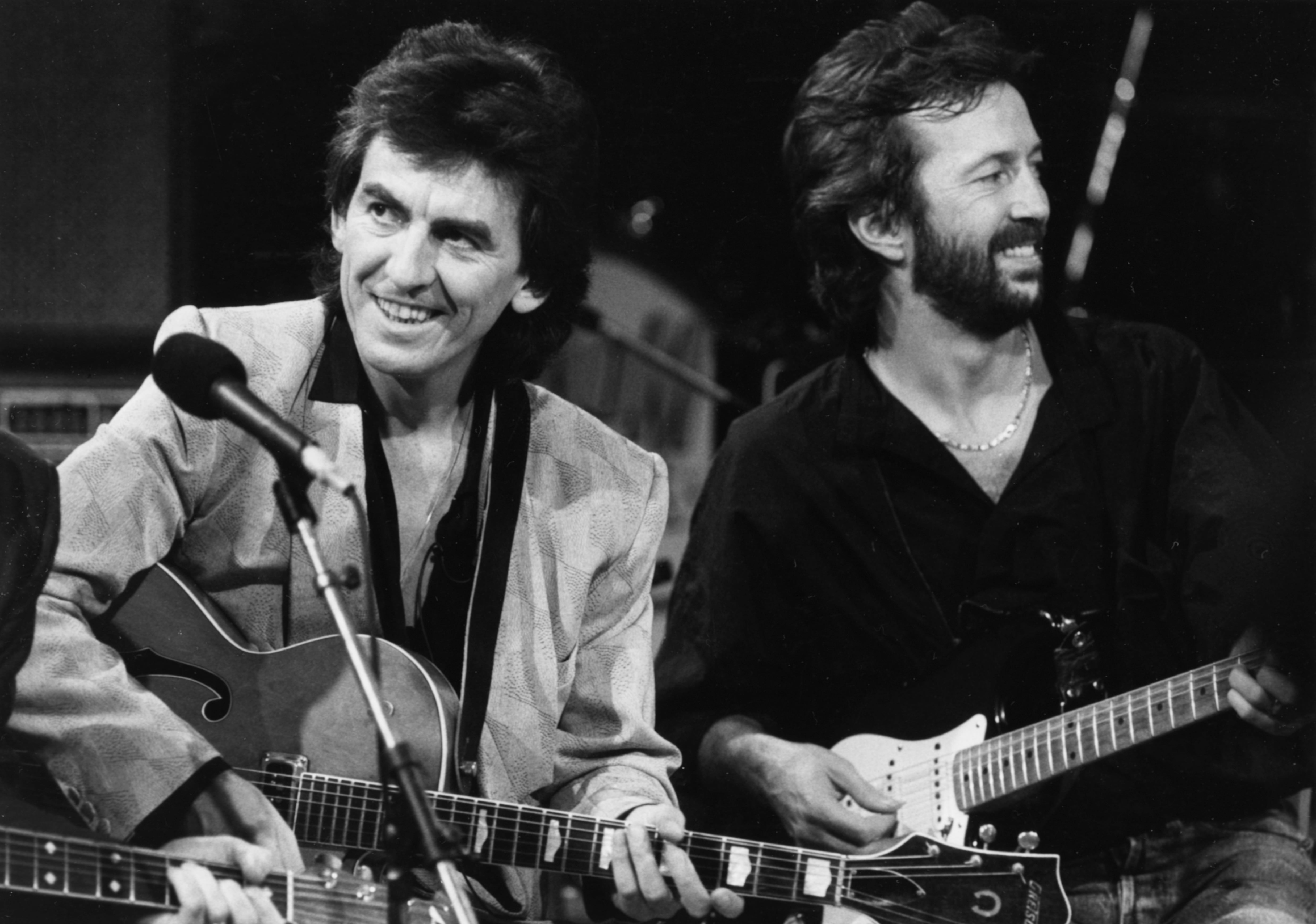 Eric Clapton y George Harrison en 1985