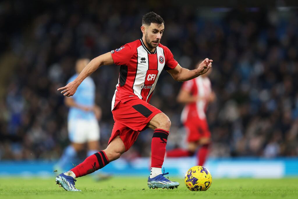 George Baldock en el partido entre Manchester City y Sheffield United.