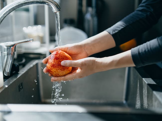 Lavar las frutas y verduras antes de su consumo es esencial.