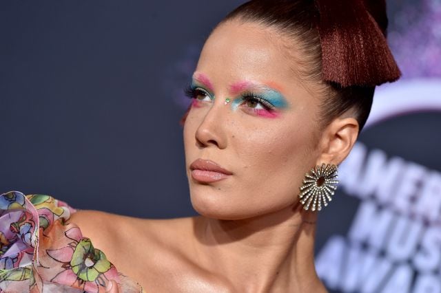 Hasley, fantasía de maquillaje en los American Music Awards 2019.