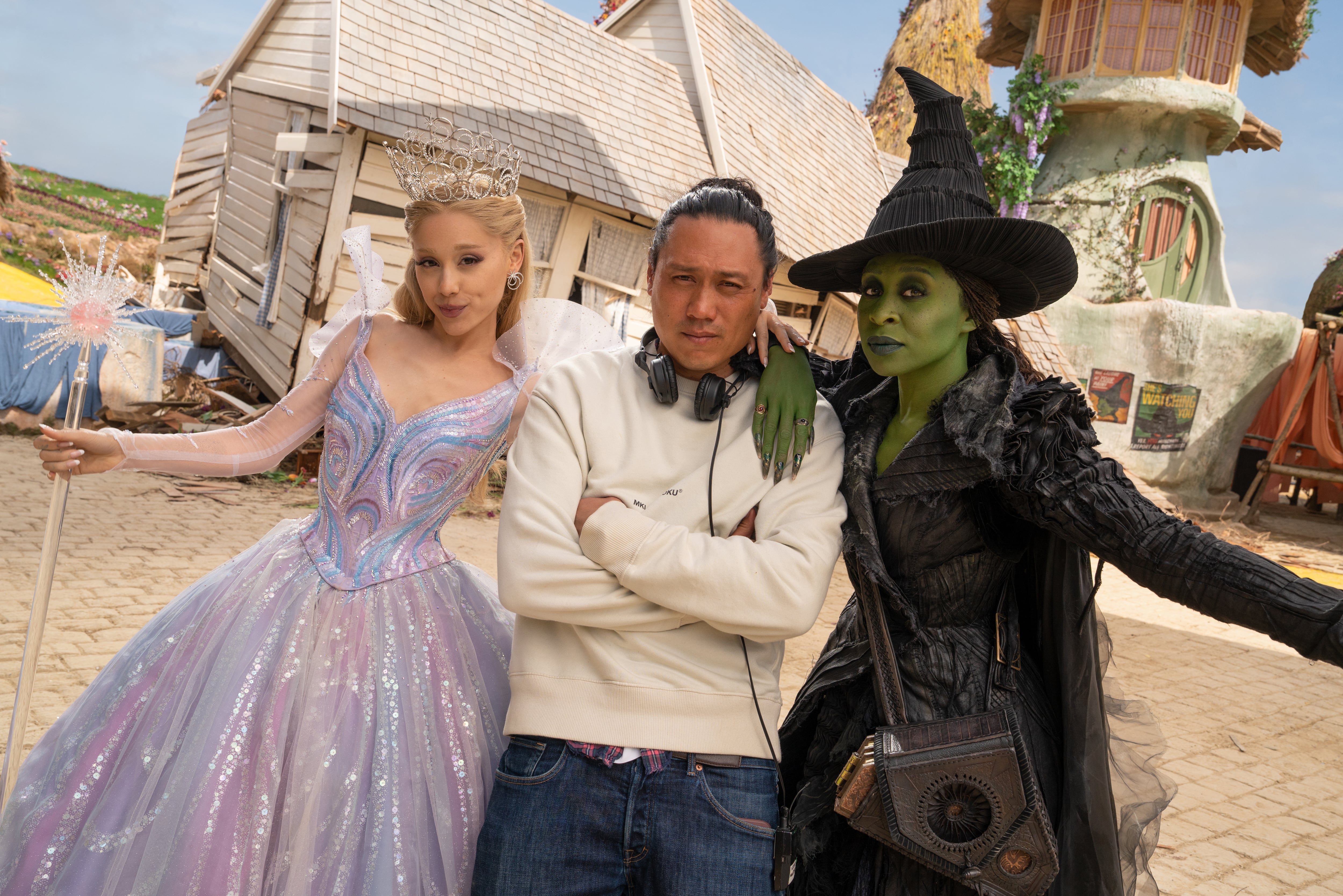 Ariana Grande como Glinda, el director Jon M. Chu y Cynthia Erivo como Elphaba en el set de rodaje de &#039;WICKED Parte II&#039;.  / Universal Pictures