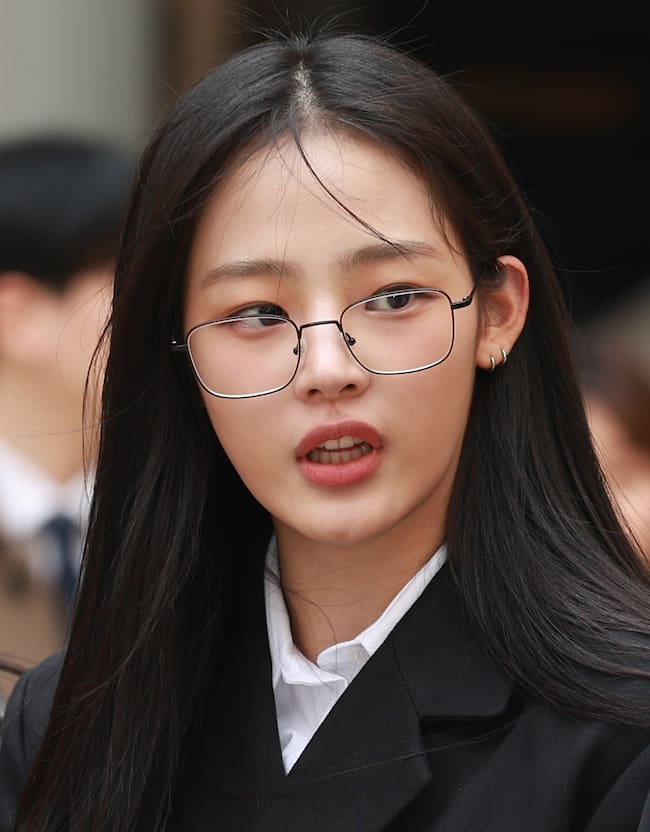 Minji, de NewJeans, asiste a la primera vista judicial por la demanda de ADOR en el Tribunal Central del Distrito de Seúl, en Seocho-gu, el 7 de marzo de 2025, en Seúl, Corea del Sur.