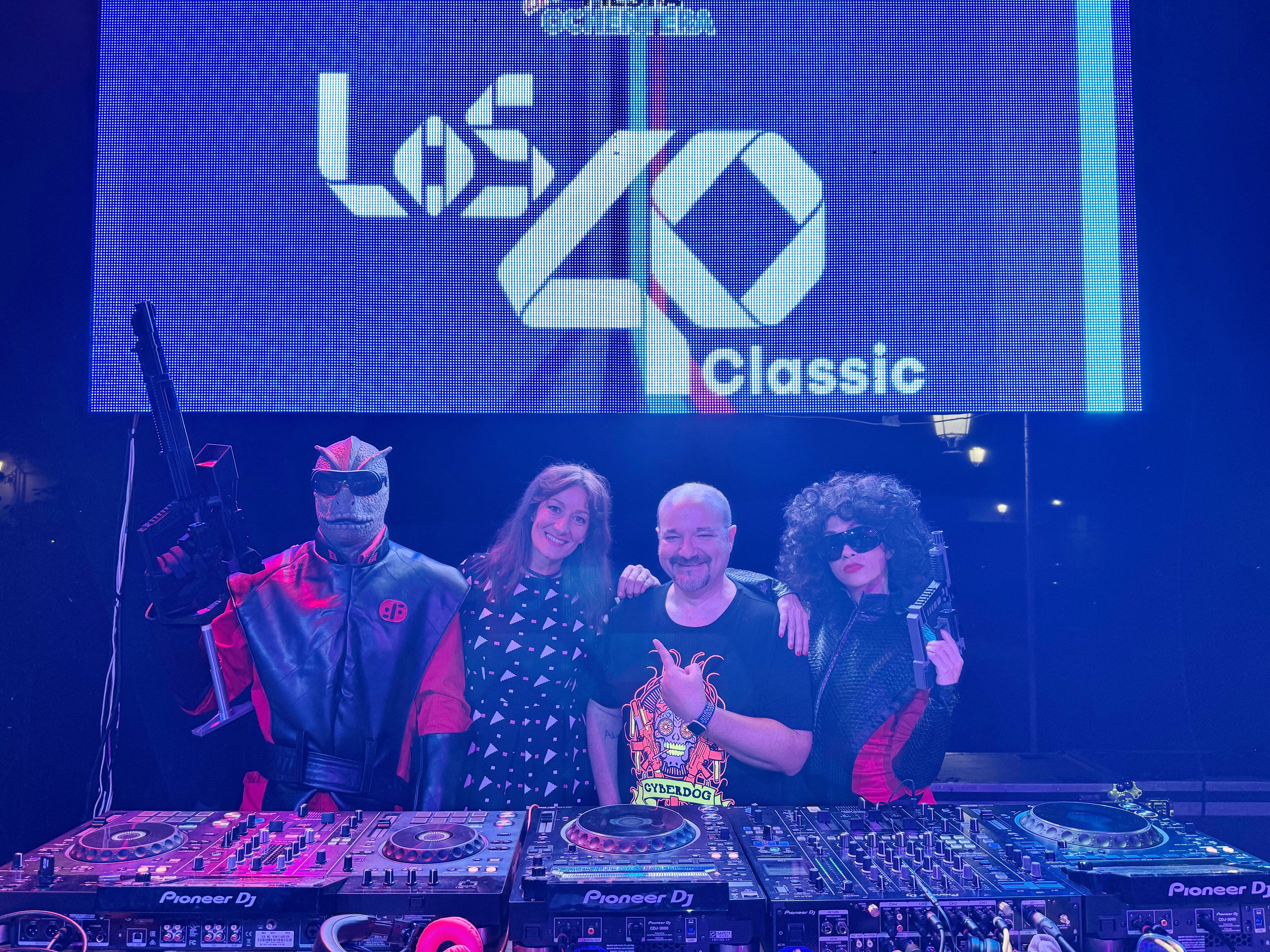 Los dj&#039;s de LOS40 Classic Mónica Ordóñez y Curro García en cabina junto a la performance temática de la serie V.