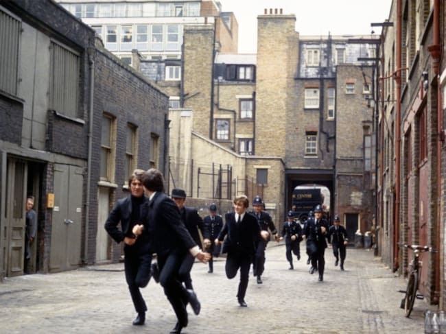 The Beatles, huyendo de la policía en la película 'A Hard Day's Night' de 1964.