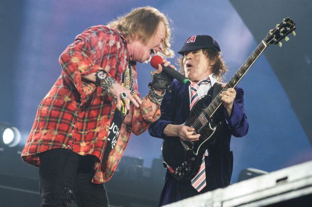 Axl Rose y Angus Young, de AC/DC, en un concierto en 2016 en Londres.