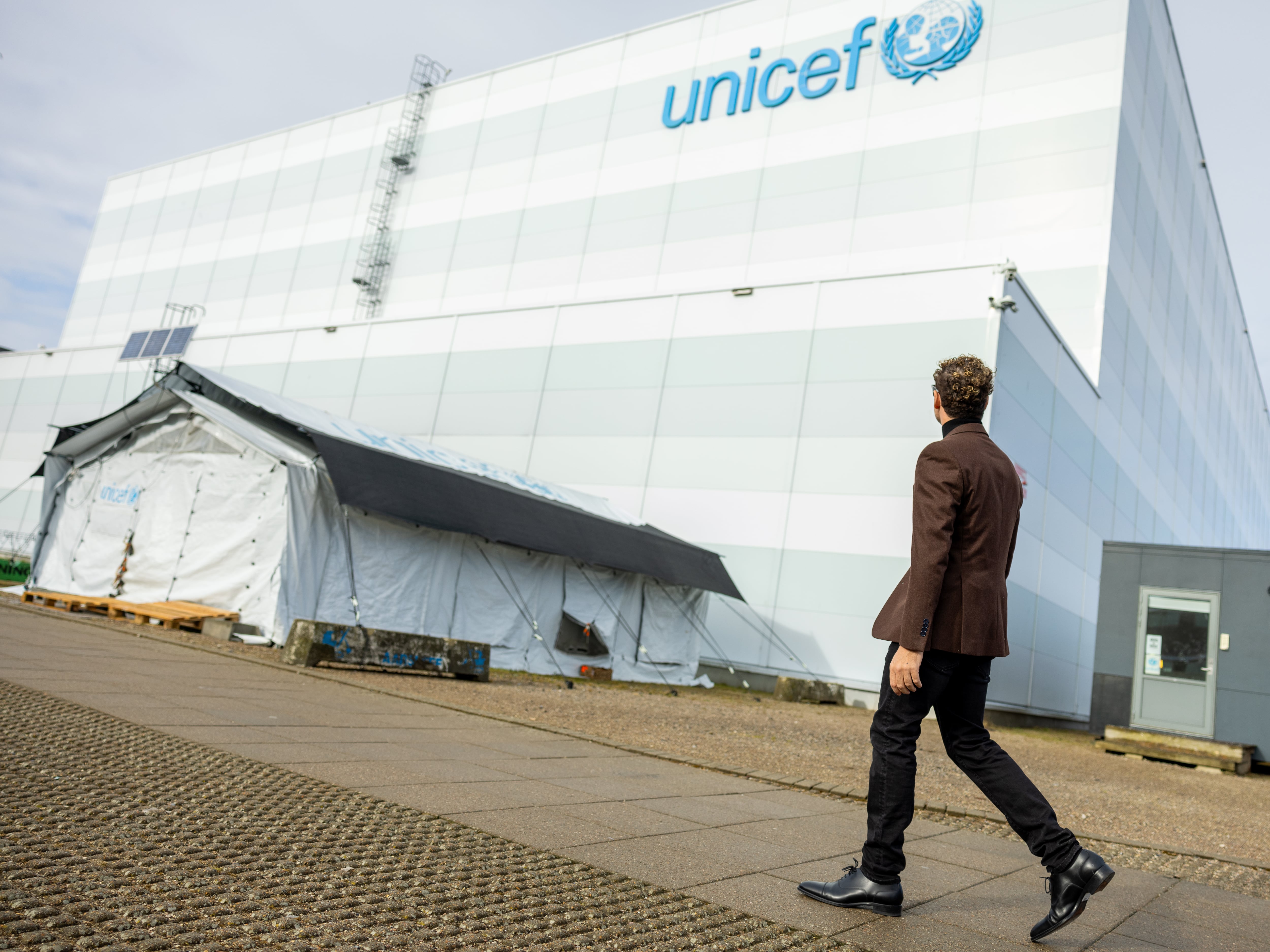 David Bisbal en el exterior del almacén // © UNICEF / Charles Asamoah