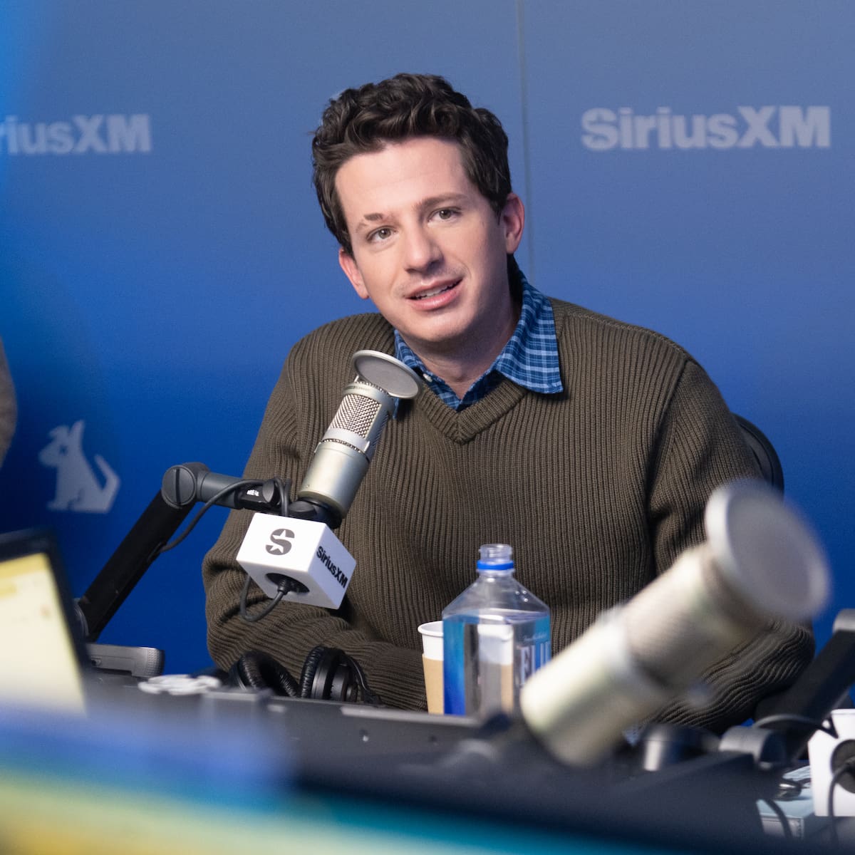 Crítica de 'Whatever’s Clever!' de Charlie Puth: un álbum íntimo que desafía las expectativas del pop y el jazz