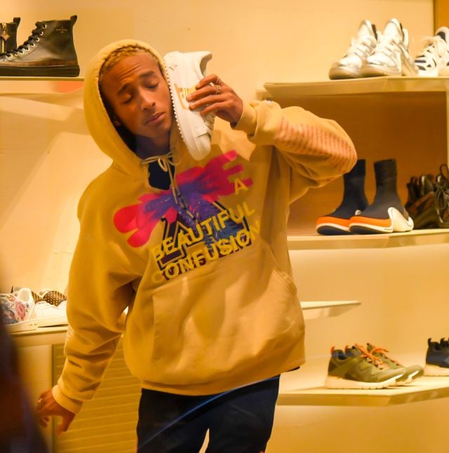 Jaden Smith de compras. / Foto: Raymond Hall/GC Images.