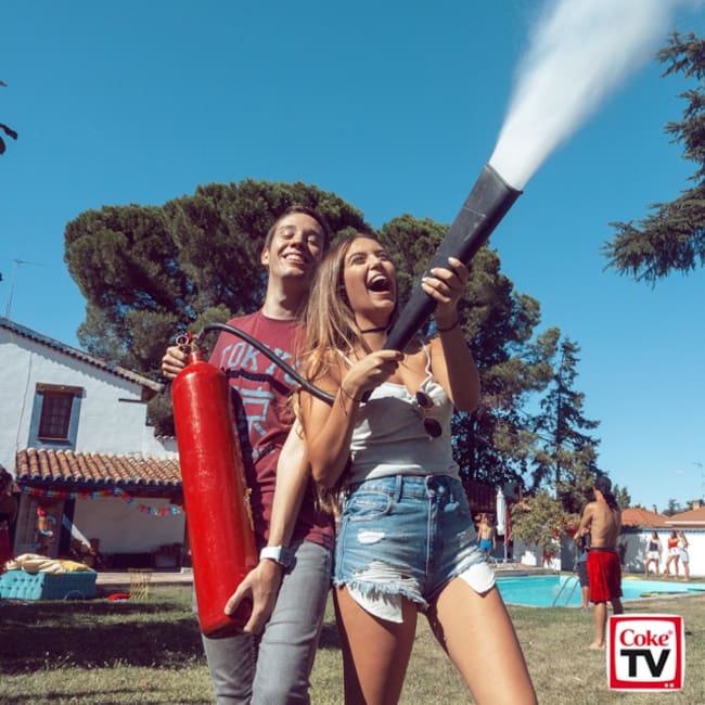 Ana Mena y Celopán , ¿qué hacéis con el extintor?