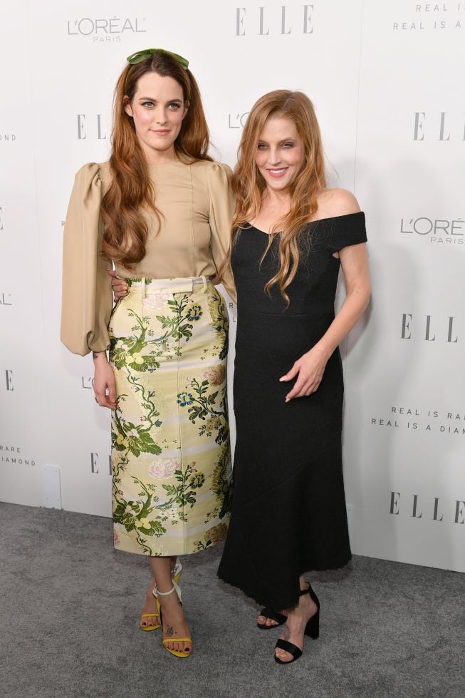 Riley Keough junto a su madre, Lisa Marie Presley, en 2017.