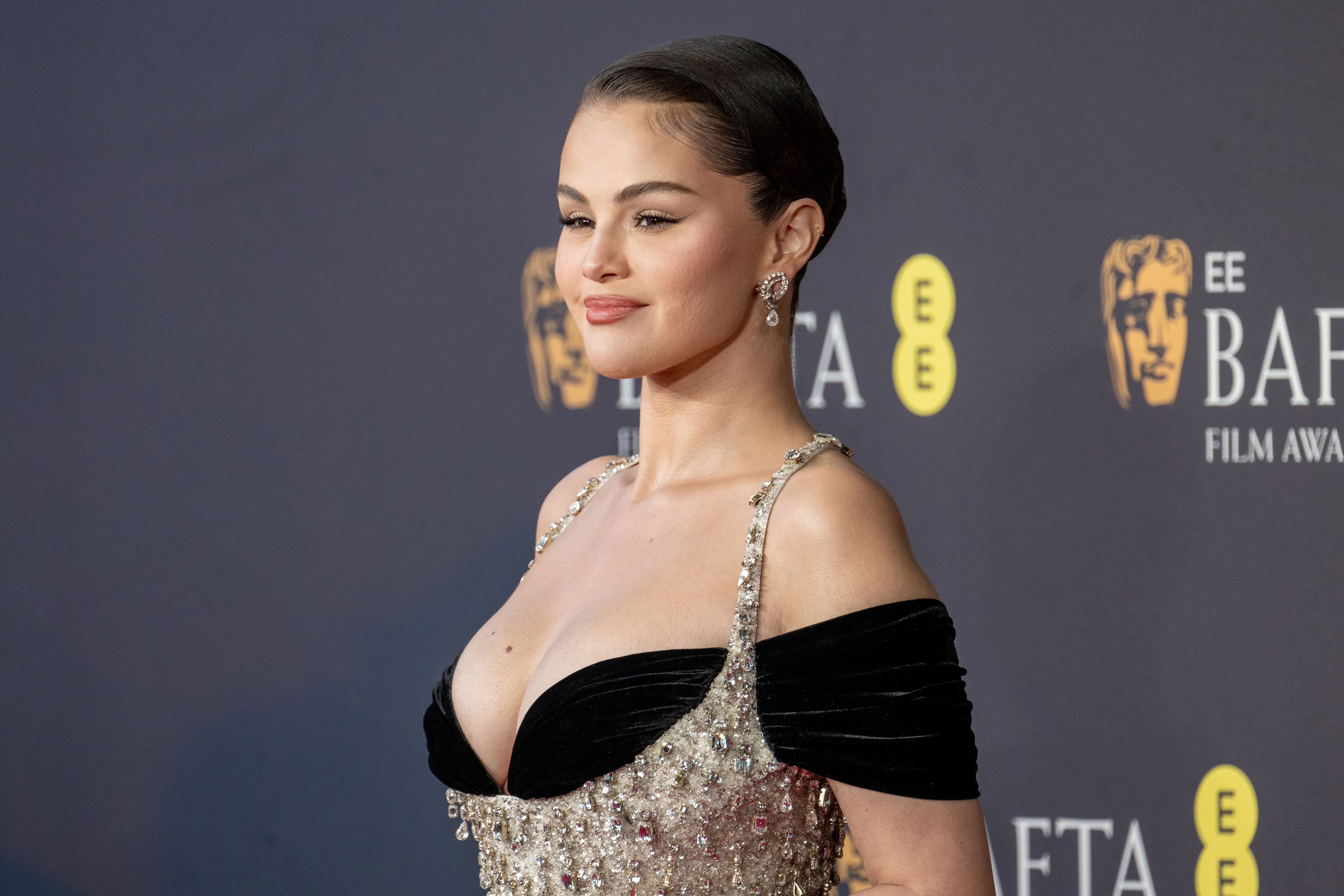 Espectacular, maravillosa, elegante, explosiva... Así se presentó Selena Gomez en la alfombra roja de los premios BAFTA 2025. La combinación de los colores de la noche (negro y plateado) fue un win-win.