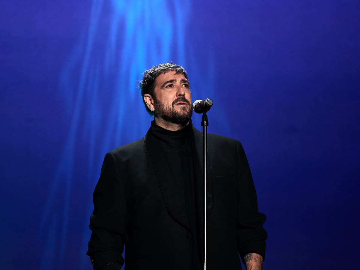 Así reacciona Antonio Orozco al escuchar su nombre en la chirigota de Antoñito Molina