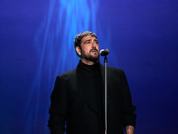 Así reacciona Antonio Orozco al escuchar su nombre en la chirigota de Antoñito Molina