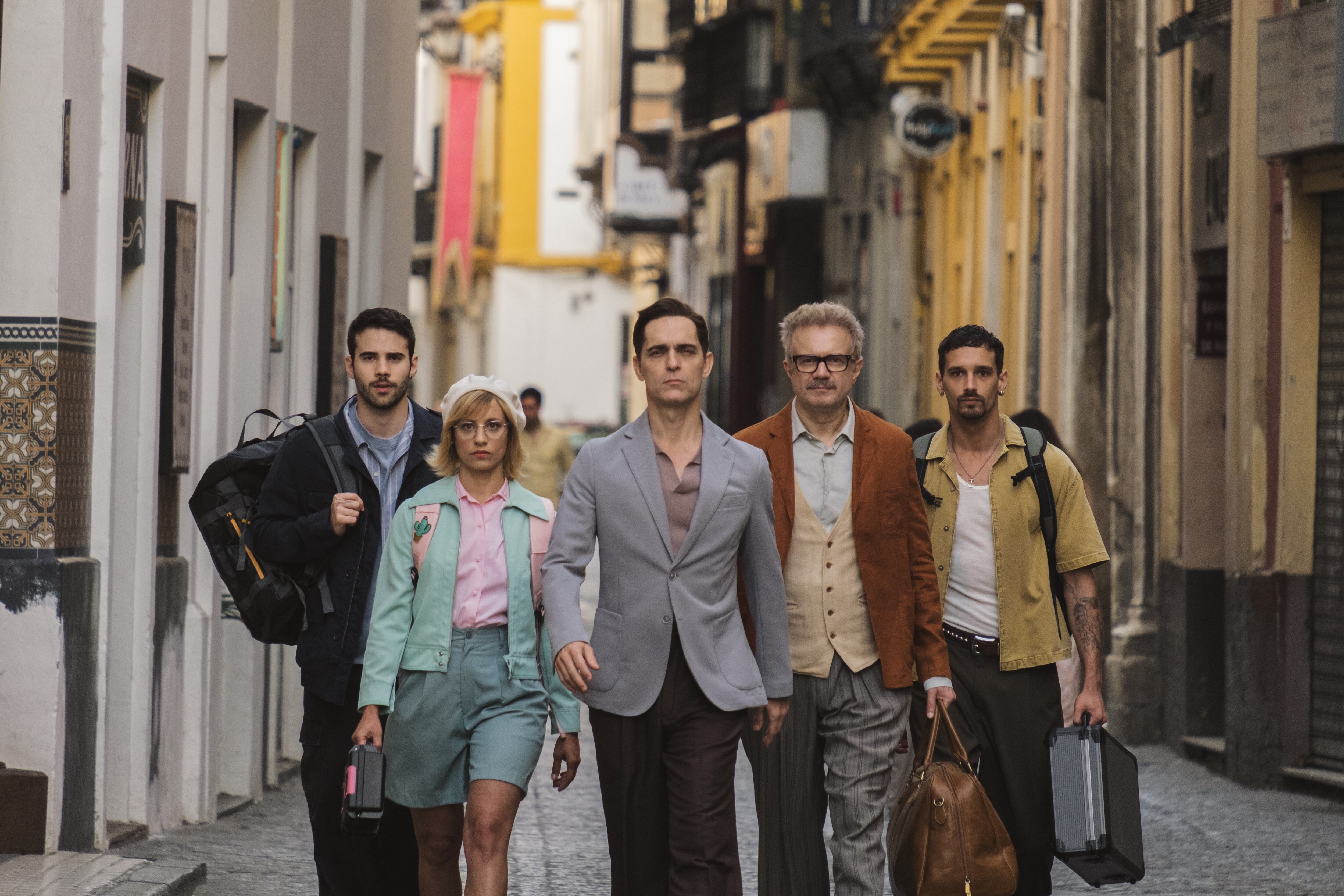 Julio Peña como Roi, Michelle Jenner como Keila, Pedro Alonso como Berlín, Tristán Ulloa como Damián y Joel Sánchez como Bruce en 'Berlín y la dama del armiño'. / Felipe Hernández/Netflix