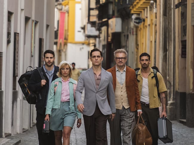 Julio Peña como Roi, Michelle Jenner como Keila, Pedro Alonso como Berlín, Tristán Ulloa como Damián y Joel Sánchez como Bruce en 'Berlín y la dama del armiño'. / Felipe Hernández/Netflix