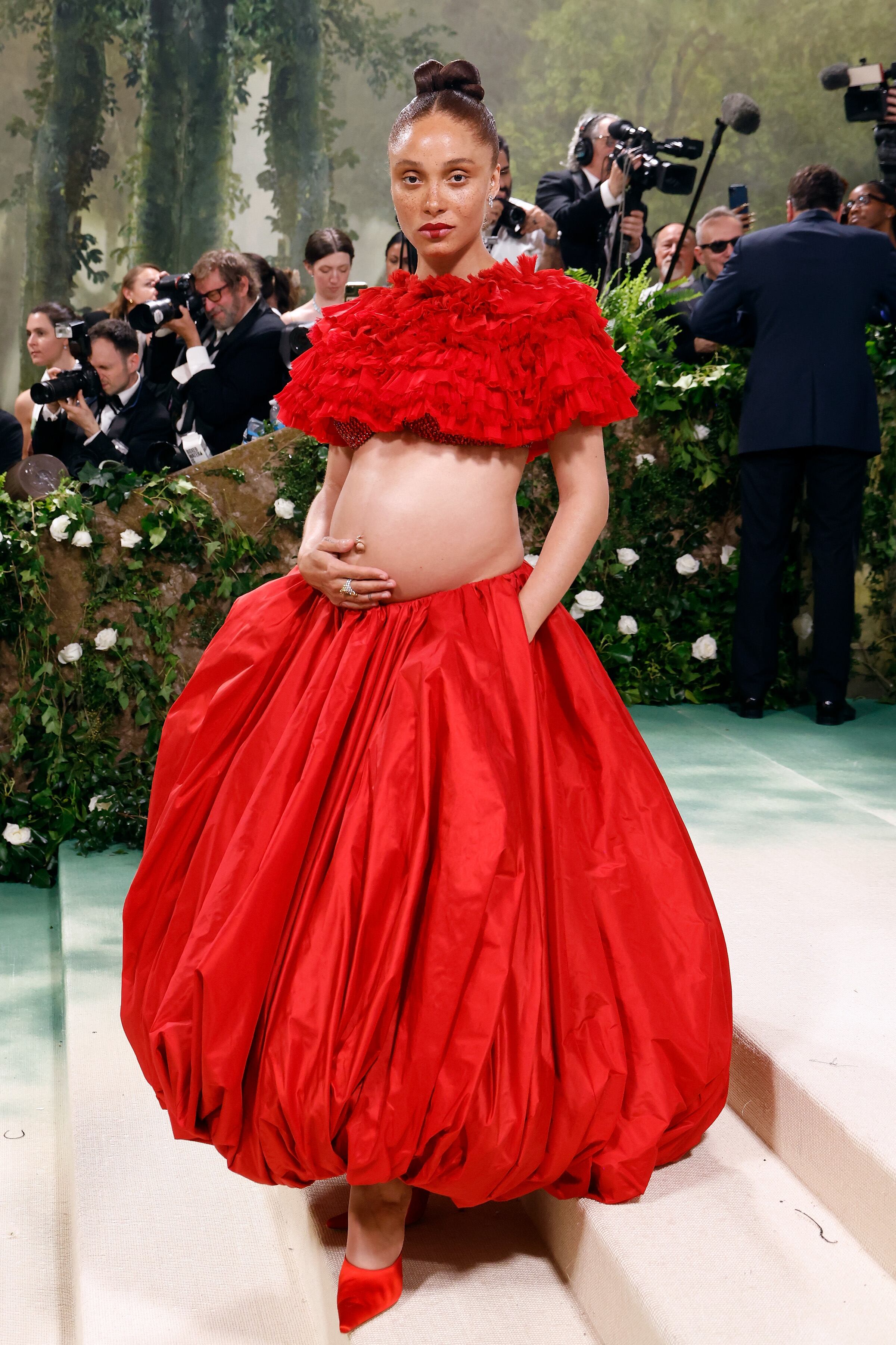 No ha faltado embarazo sobre la alfombra de la MET Gala. No hay mejor escenario para anunciar una buena nueva así y la modelo lo aprovechó. Dejó su barriga a la vista con un dos piezas hecho a medida de H&M.