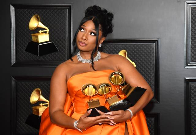 Megan Thee Stallion con sus tres premios Grammy. 