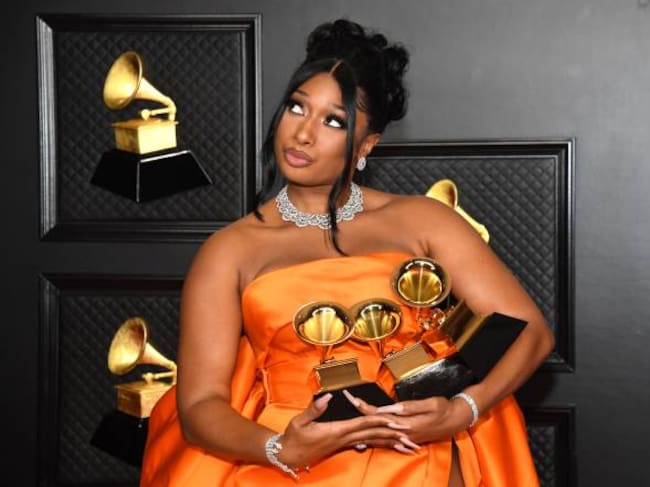 Megan Thee Stallion con sus tres premios Grammy.