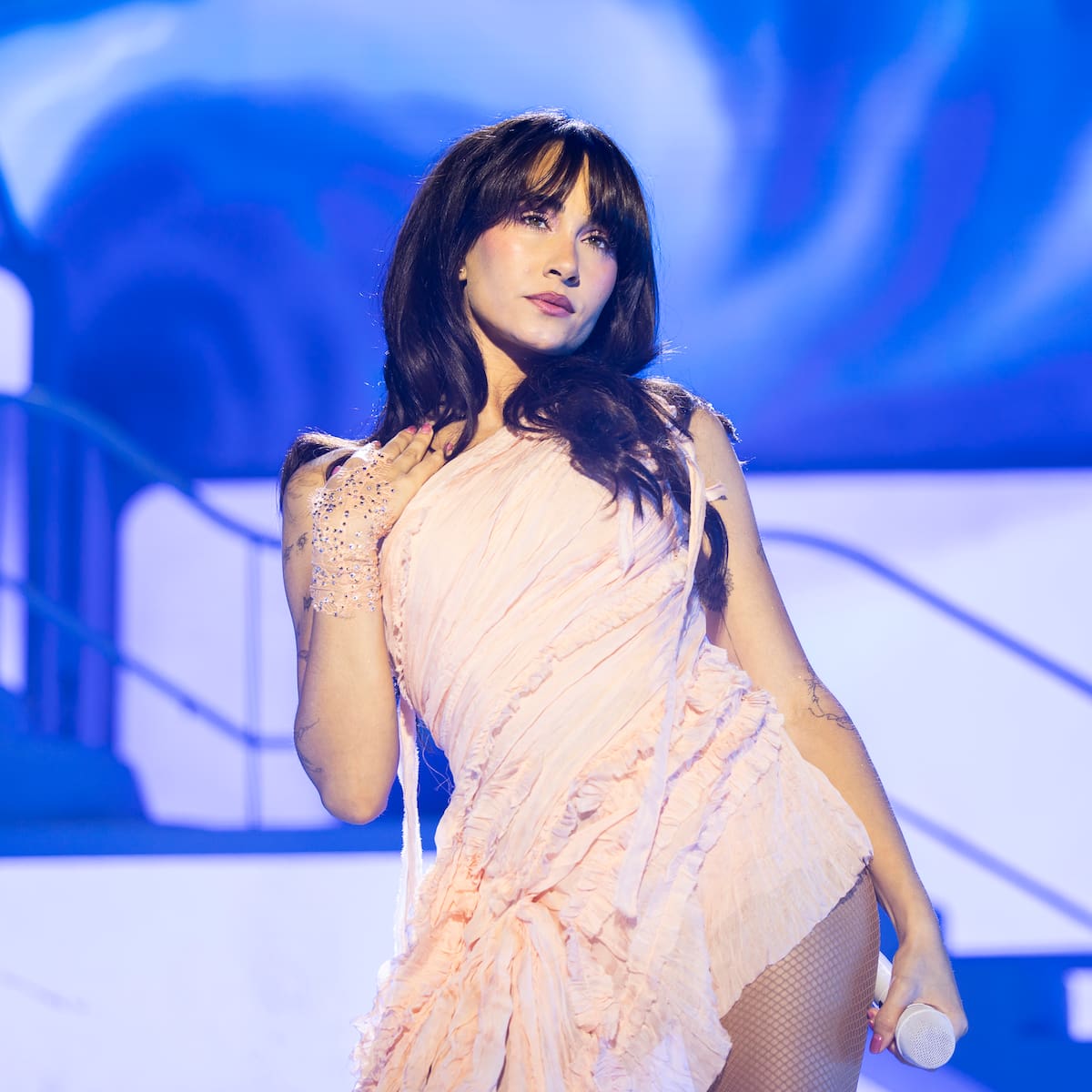 Aitana celebra su 27 cumpleaños sobre el escenario de Avilés con la aparición de Plex