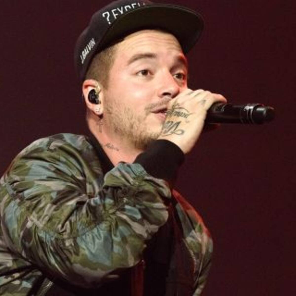 J Balvin muestra por primera vez a su novia