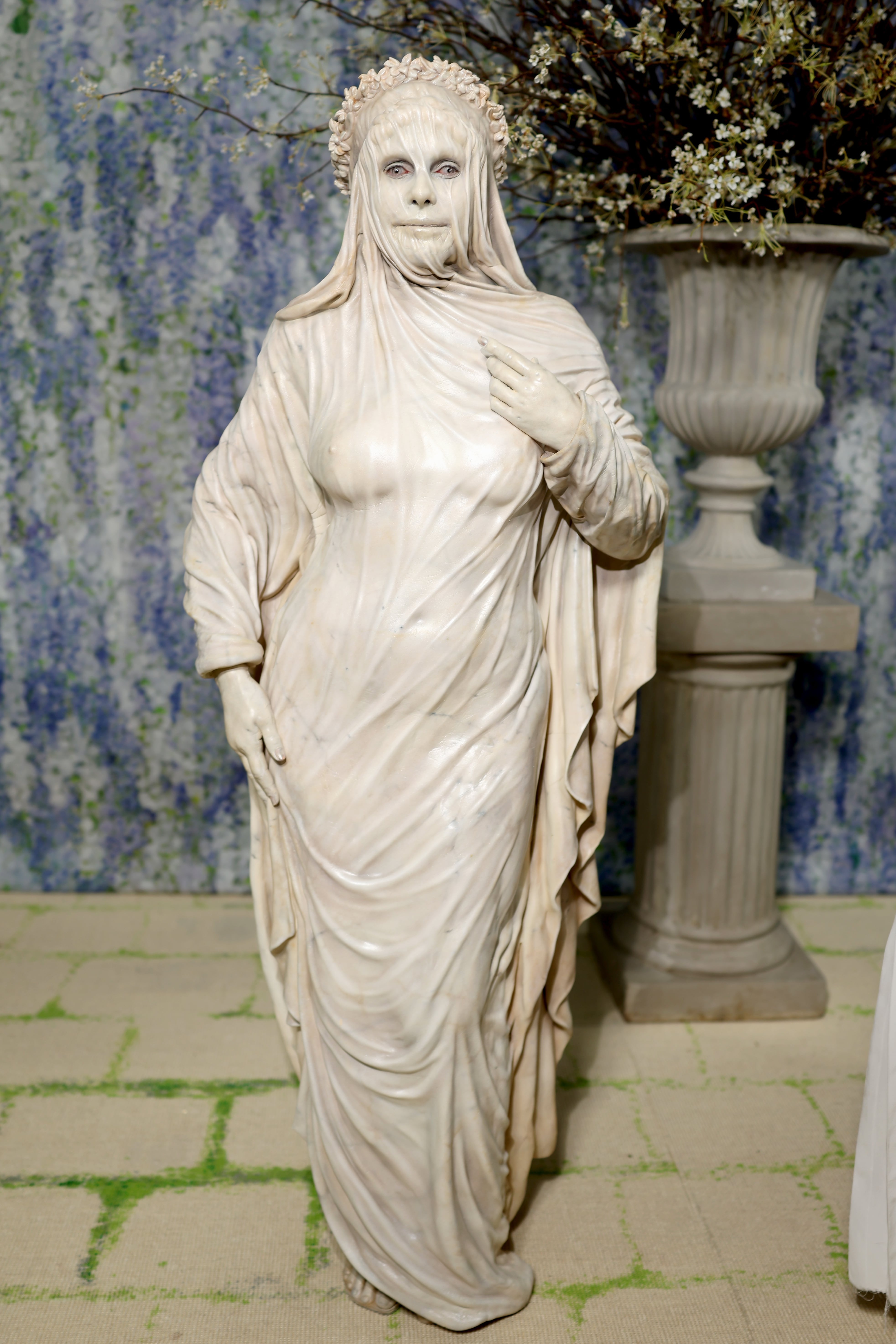 Lo ha vuelto a hacer. La modelo se tomó muy en serio el 'dress code' y se caracterizó com una verdadera escultura del italiano Raffaele Monti.