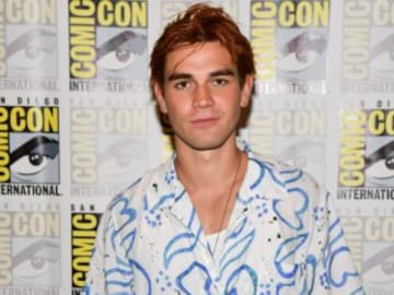 Riverdale: Lo que tienen que hacer los actores antes de besarse