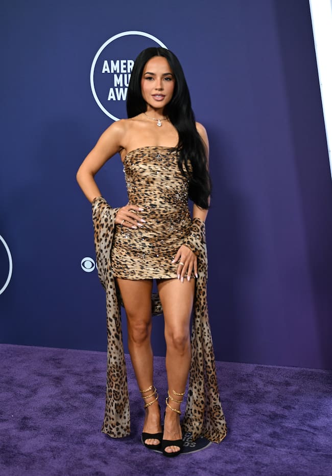 Becky G hizo suyo el animal print, que no es habitual verlo en una alfombra roja, y menos en mini vestido, pero así es ella, con estola incluida.