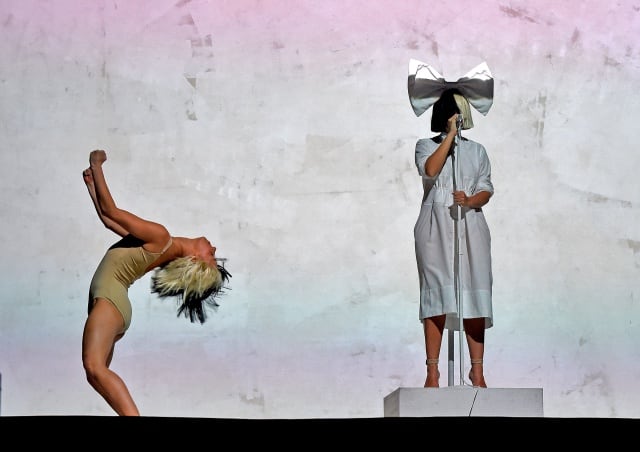 SIA, durante su show en 2016.