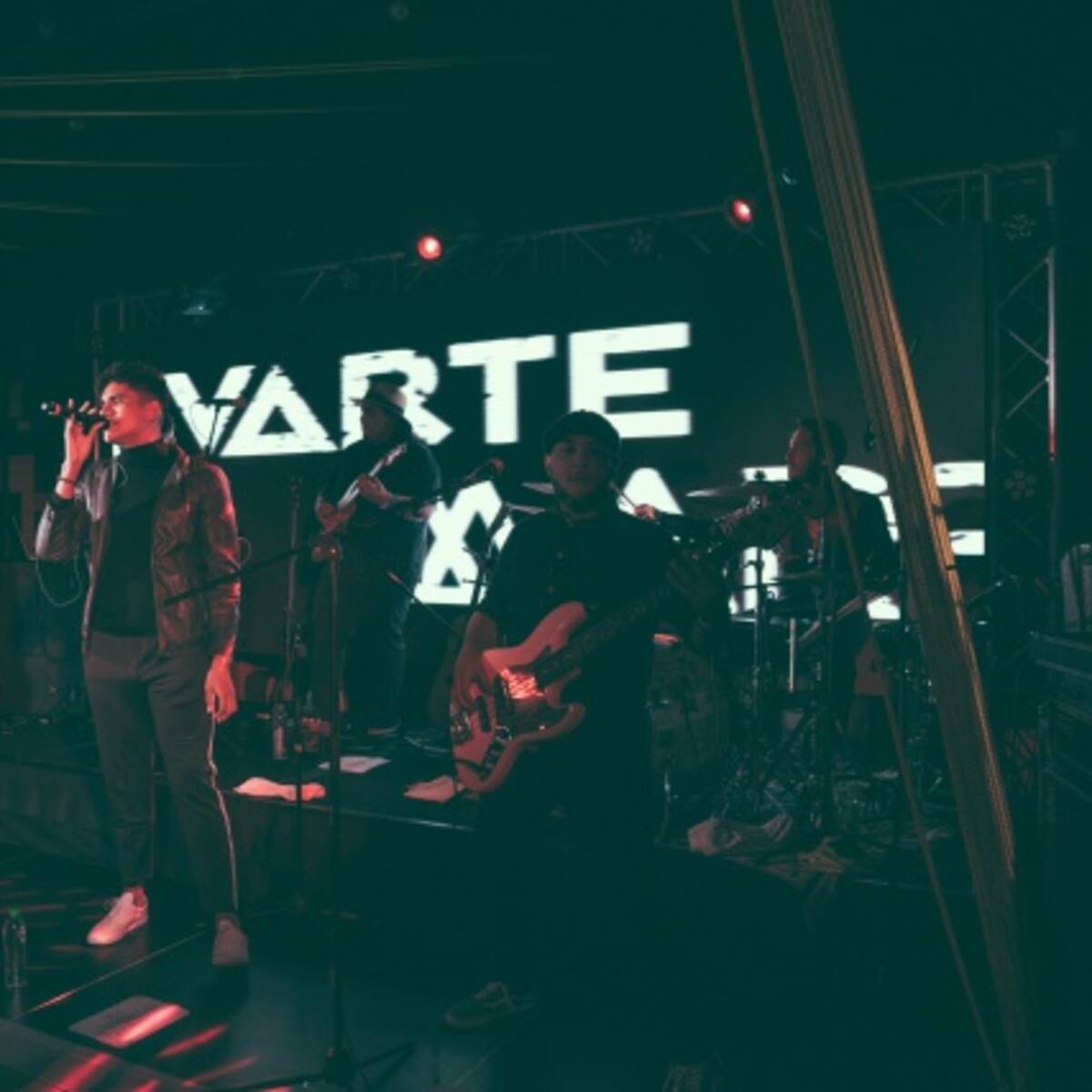 LLevarte a Marte lanza el video de "CAMILA