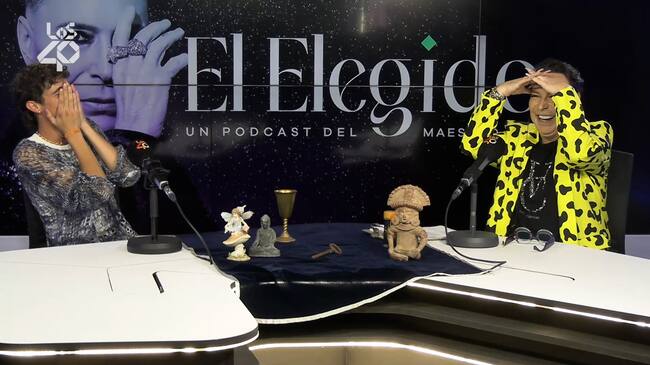 Álvaro Mayo y el Maestro Joao en el 3x01 de 'El Elegido'. / LOS40