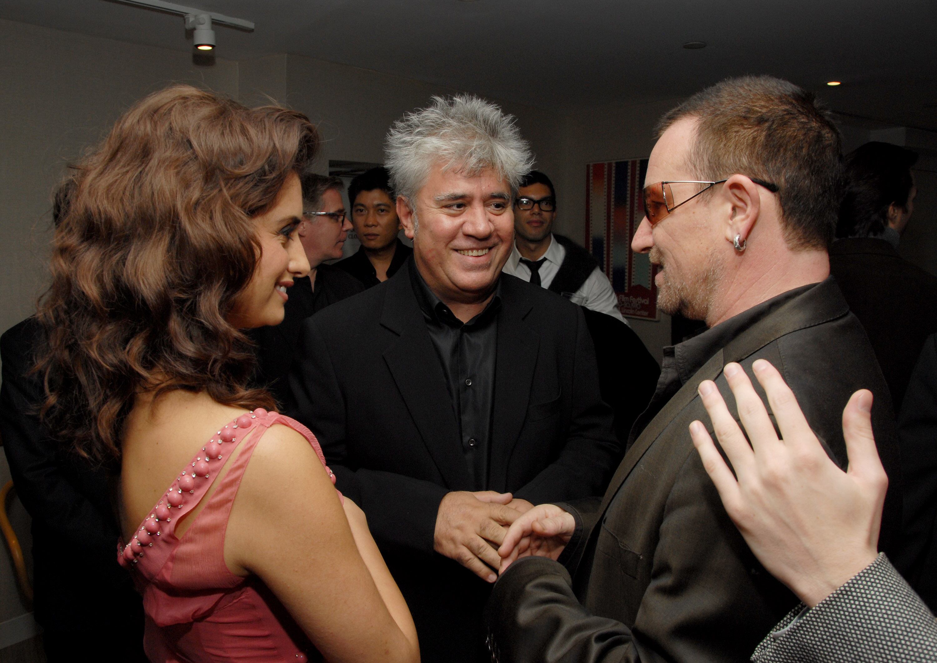 Penélope Cruz, Pedro Almodóvar y Bono en la premiere de "Volver" en Nueva York