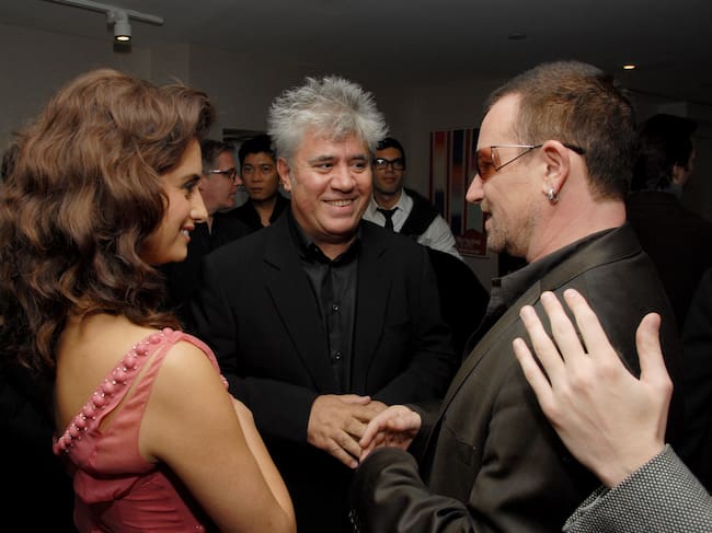 Penélope Cruz, Pedro Almodóvar y Bono en la premiere de "Volver" en Nueva York
