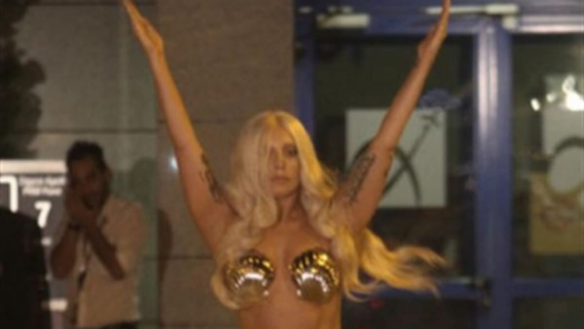 La particular llegada de Lady Gaga al Aeropuerto de Atenas