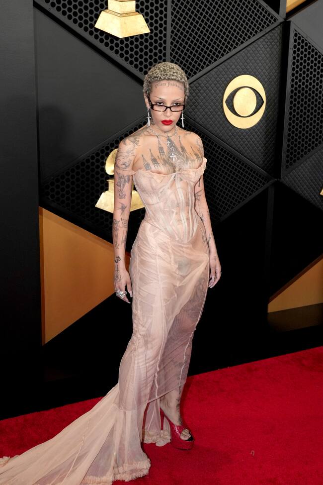 A Doja Cat nunca le importa la opinión de los demás y es su mejor política. Solo ella puede combiar un vestido palabra de honor claro con tacones rojos y volver a dejarnos con la boca abierta