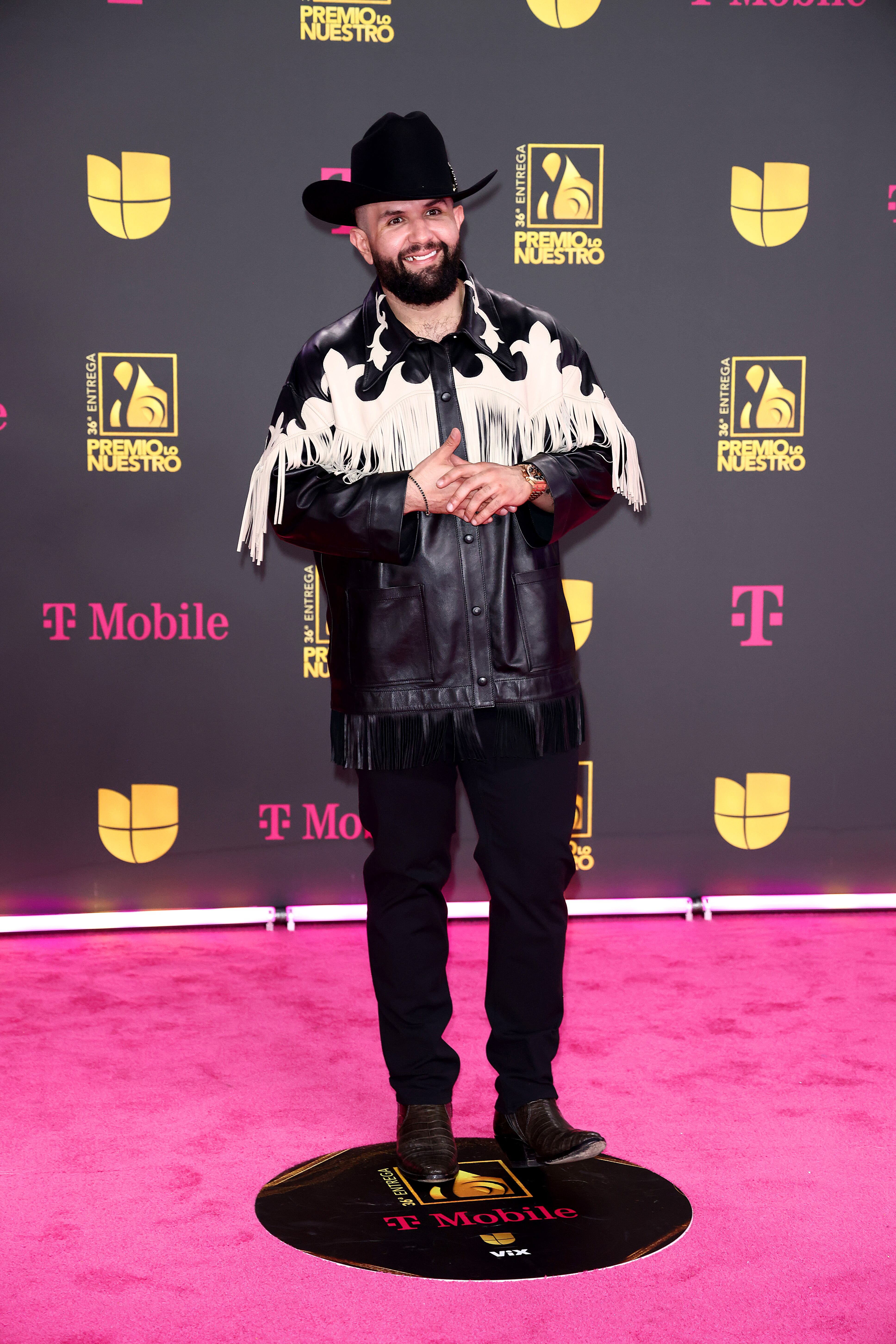 Carín León llegó fiel a su estilo norteño dejando claro que el folklore no forma solo parte de su música, sino también de su estilo para vestir. Seguro que a Beyoncé le habrá gustado su sombrero.