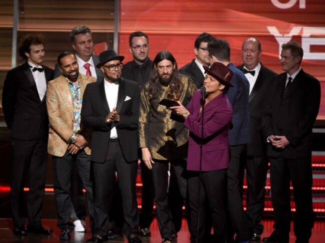 Bruno Mars y Mark Ronson siguen triunfando con Uptown Funk.