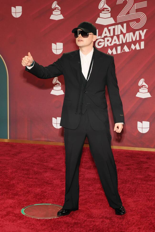 Bizarrap no renunció sobre la alfombra roja a sus gafas y su gorra que son sus señas de identidad.