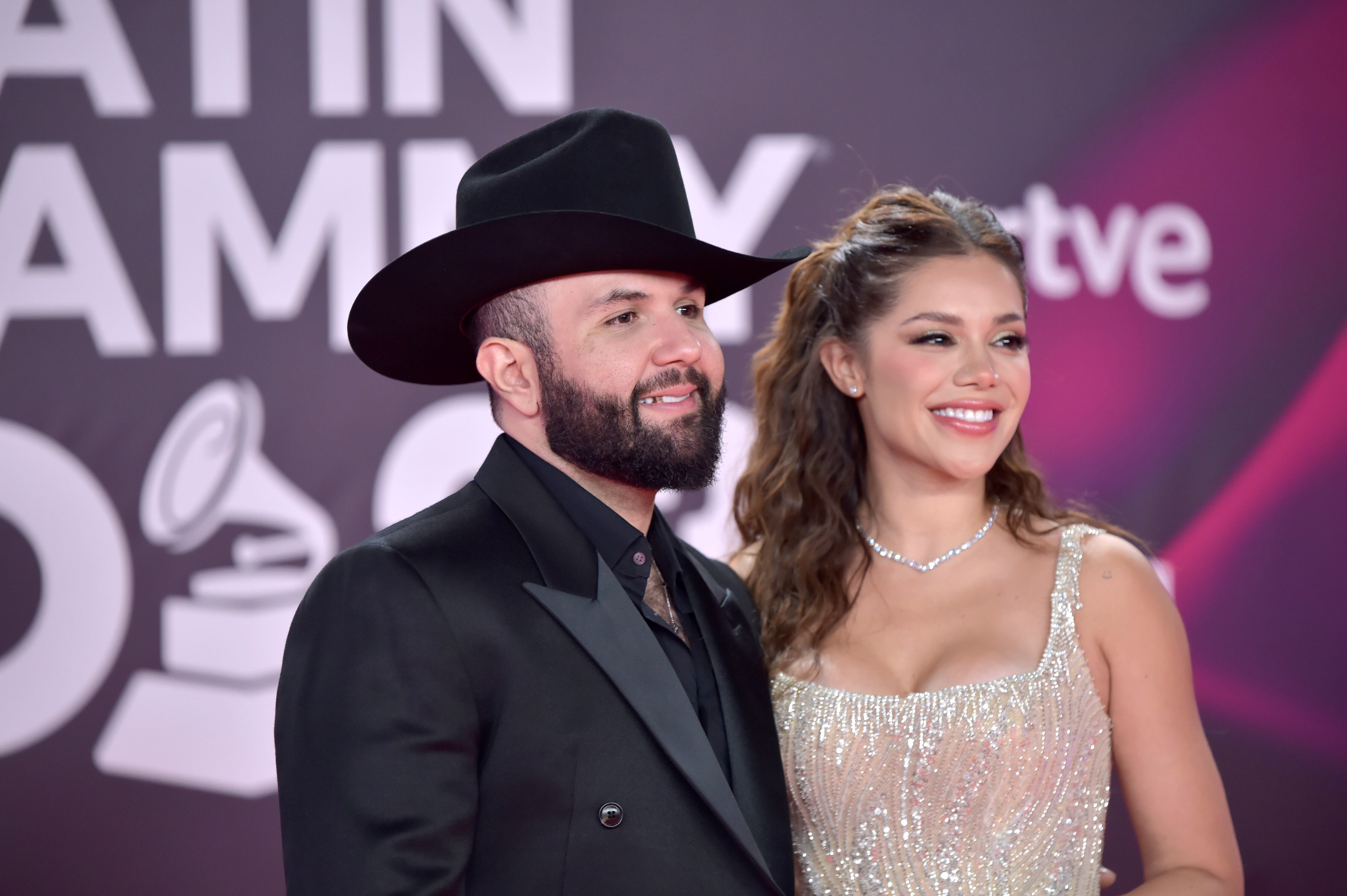 Carín León llegó a la ceremonia de entrega con su inconfundible sombrero de corte vaquero