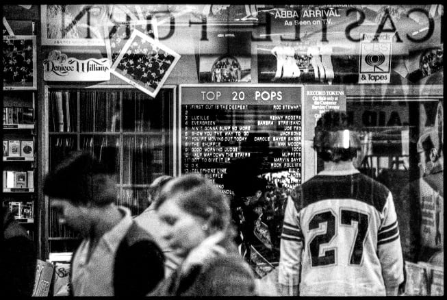 Espacio en blanco en el segundo puesto del Top 20 singles en una tienda de discos de Londres en 1977. Ahí debería haber aparecido &#039;God Save The Queen&#039; de Sex Pistols