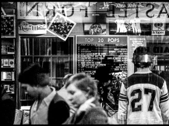 Espacio en blanco en el segundo puesto del Top 20 singles en una tienda de discos de Londres en 1977. Ahí debería haber aparecido &#039;God Save The Queen&#039; de Sex Pistols
