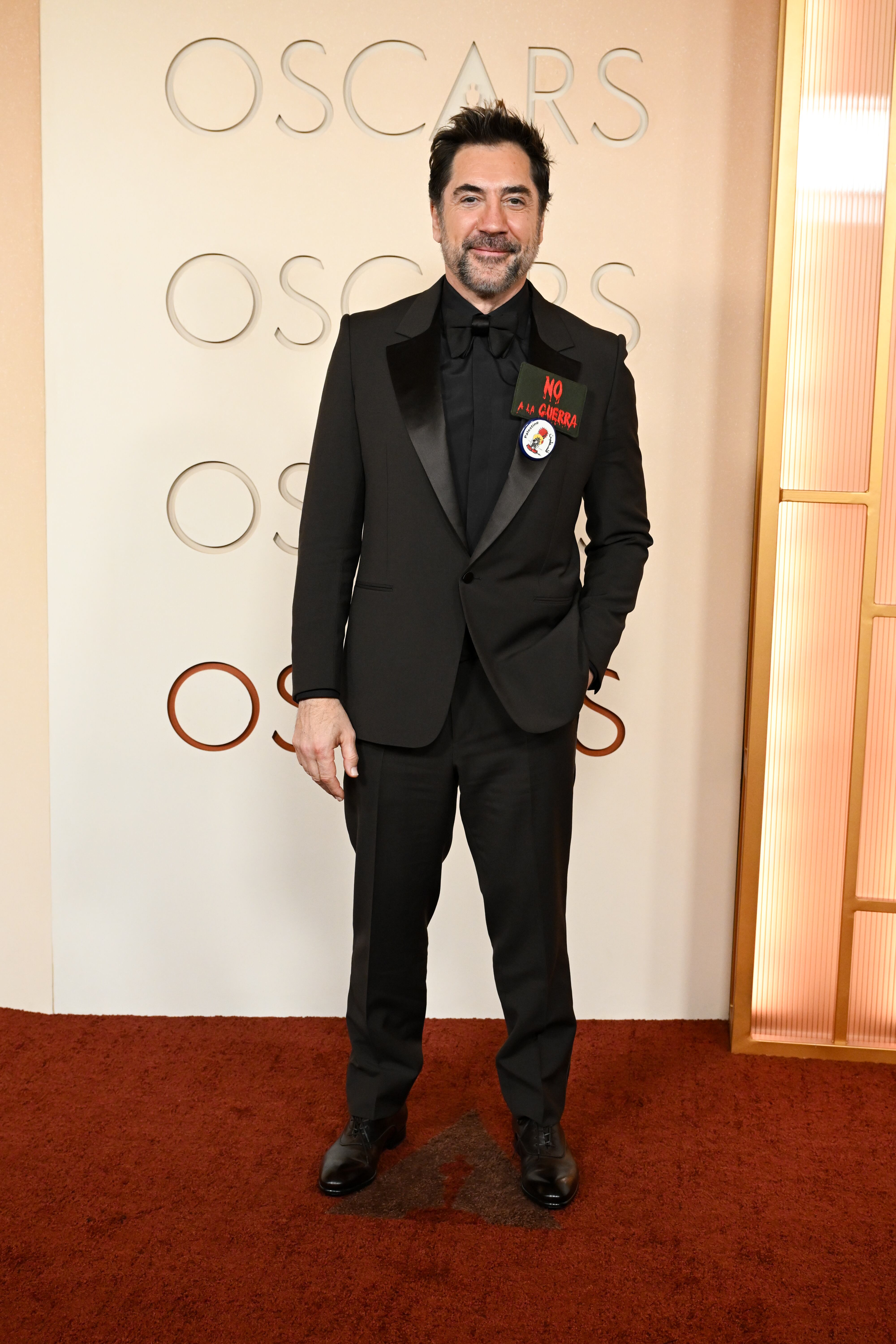 El actor español ha convertido su paso por la alfombra roja de los Oscar en una reivindicación política con ese cartel que llevaba en la chaqueta de ‘no a la guerra’ y ese pin del niño Handala, símbolo de la lucha del pueblo palestino por su libertad.